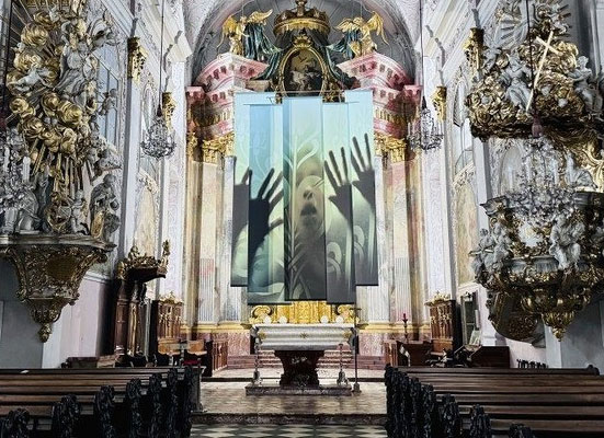 Fastentuch-Installation "Orakel" im Klagenfurter Dom